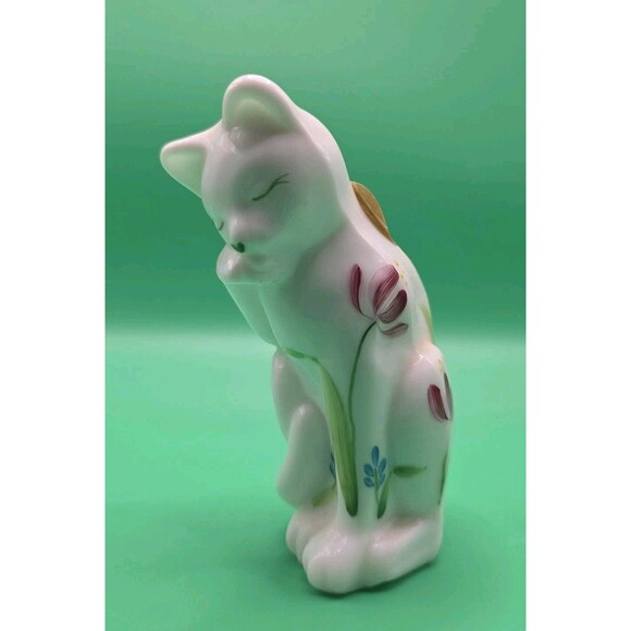 FENTON GLASS CAT MILK GLASS GROOMING KITTY FLORAL HAND PAINTED & SIGNED - Picture 2 of 8